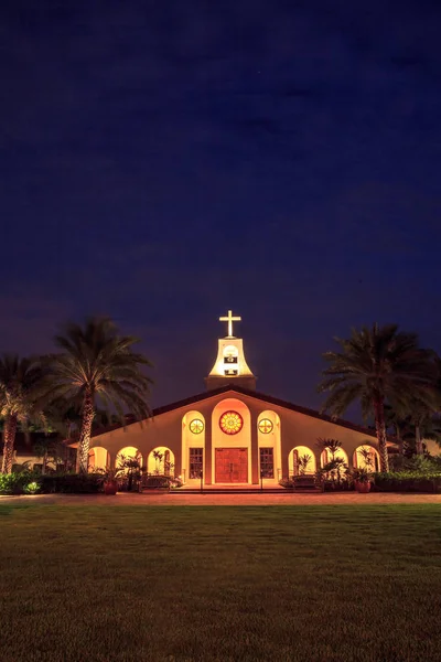 那不勒斯 佛罗里达州 2018年11月3日 圣约翰圣公会与美丽的彩色玻璃窗户在夜间 编辑用途 — 图库照片
