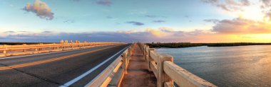 Estero Bulvarı boyunca, Bonita Springs, Florida 'daki Estero Körfezi' nden Yeni Geçit 'e giden Köprü boyunca yürüyorum..