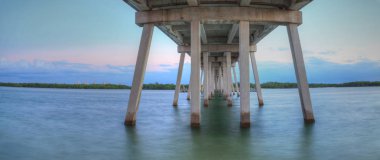 Bonita Springs, Florida Estero Bay günbatımı New geçiş köprüsü altında.