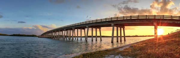 ボニータスプリングス フロリダ州エステロ湾から新しい峠を越え エステロ大通りに沿って橋に沈む夕日 — ストック写真