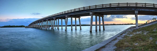 Günbatımı Estero Boulevard, öbür tarafa Estero Bay Bonita Springs, Florida New geçiş boyunca Köprüsü üzerinde.