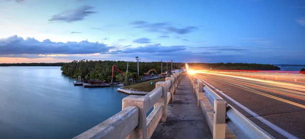 Ślady Świetlne Wzdłuż Bridge Wzdłuż Bulwaru Estero Przecinające New Pass — Zdjęcie stockowe