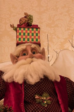 Noel Baba süsleme ile beyaz ışık ve yay ve şenlikli süslemeleri tatil sezonu etrafında bir Noel ağacı üzerinde.