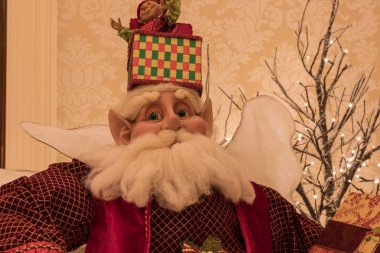 Noel Baba süsleme ile beyaz ışık ve yay ve şenlikli süslemeleri tatil sezonu etrafında bir Noel ağacı üzerinde.