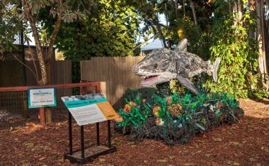 Naples, Florida, Amerika Birleşik Devletleri - 23 Aralık 2018: Chompers köpekbalığı çöp yapılmış heykel okyanusta karaya yıkanmış sanat sergi ve Napoli hayvanat bahçesinde görücüye çevre hareketinin bir parçası olarak bulundu.
