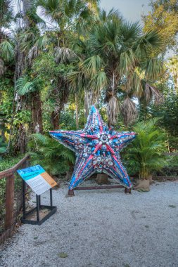 Naples, Florida, Amerika Birleşik Devletleri - 23 Aralık 2018: Amerikan deniz yıldızı karaya yıkanmış sanat sergi ve Napoli hayvanat bahçesinde görücüye çevre hareketinin bir parçası olarak okyanusta bulunan çöp yapılmış heykel.
