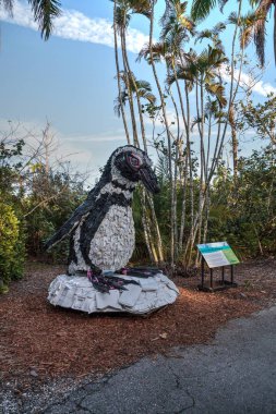 Naples, Florida, Amerika Birleşik Devletleri - 23 Aralık 2018: Gertrude penguen çöp yapılmış heykel okyanusta karaya yıkanmış sanat sergi ve Napoli hayvanat bahçesinde görücüye çevre hareketinin bir parçası olarak bulundu.