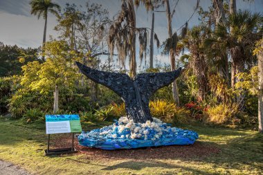 Naples, Florida, Amerika Birleşik Devletleri - 23 Aralık 2018: Grace kambur balina karaya yıkanmış sanat sergi ve Napoli hayvanat bahçesinde görücüye çevre hareketinin bir parçası olarak okyanusta bulunan çöp heykeller.