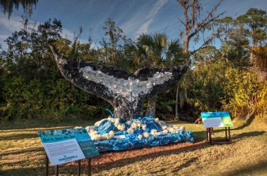 Naples, Florida, Amerika Birleşik Devletleri - 23 Aralık 2018: kambur balina kuyruğu karaya yıkanmış sanat sergi ve Napoli hayvanat bahçesinde görücüye çevre hareketinin bir parçası olarak okyanusta bulunan çöp yapılmış heykel.