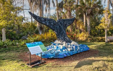 Naples, Florida, Amerika Birleşik Devletleri - 23 Aralık 2018: Grace kambur balina karaya yıkanmış sanat sergi ve Napoli hayvanat bahçesinde görücüye çevre hareketinin bir parçası olarak okyanusta bulunan çöp heykeller.