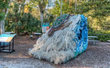 Naples, Florida, Amerika Birleşik Devletleri - 23 Aralık 2018: Natasha kaplumbağa çöp yapılmış heykel okyanusta karaya yıkanmış sanat sergi ve Napoli hayvanat bahçesinde görücüye çevre hareketinin bir parçası olarak bulundu.