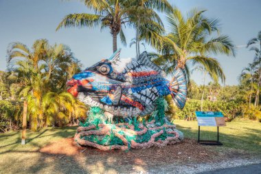 Naples, Florida, Amerika Birleşik Devletleri - 23 Aralık 2018: Rufus Triggerfish çöp yapılmış heykel okyanusta karaya yıkanmış sanat sergi ve Napoli hayvanat bahçesinde görücüye çevre hareketinin bir parçası olarak bulundu.