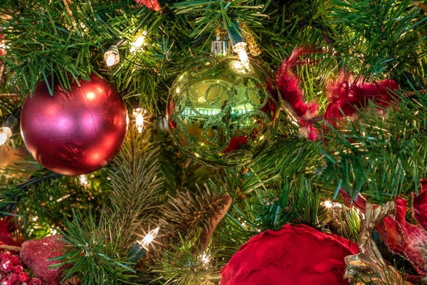 Adornos Rojos Verdes Árbol Navidad Con Luces Blancas Arcos Decoraciones Imagen de stock