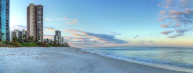 Naples, Florida kıyı şeridi boyunca kuzey Körfez sahil plaj üzerinde gündoğumu