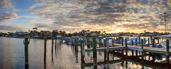 Hafen Mit Booten Zur Goldenen Stunde Während Der Tag Über — Stockfoto