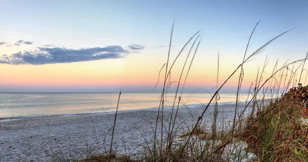 Sunrise over North Gulf Shore Beach along the coastline — Stock Photo, Image