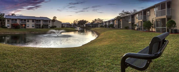 Banco Con Vistas Gran Estanque Con Una Fuente Atardecer Atlanta — Foto de Stock