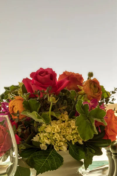 Kytice Rudých Růží Fialová Orchidej Oranžová Rose Zelení — Stock fotografie