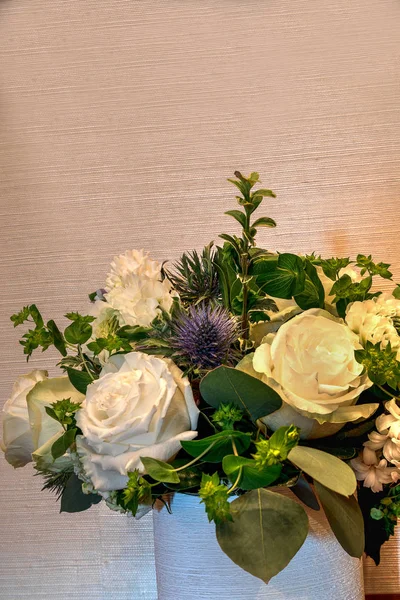 Bouquet Fleurs Blanches Violettes Compris Les Roses Chardons Violets Les — Photo