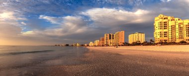 Güney Marco Island Beach Florida üzerinde mavi gökyüzü
