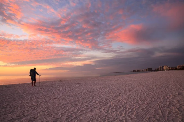 Oude man bij zonsondergang met een roze en gouden hemel over Zuid-Marco — Stockfoto