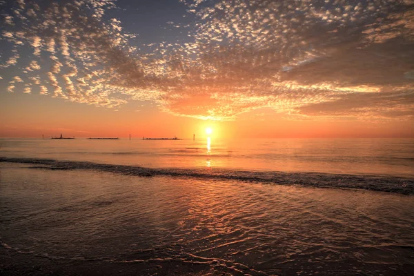 Волны Закатным Небом Красного Оранжевого Цвета Пляже Острова Саут Марко — стоковое фото