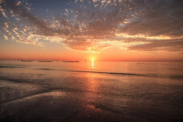 Волны Закатным Небом Красного Оранжевого Цвета Пляже Острова Саут Марко — стоковое фото