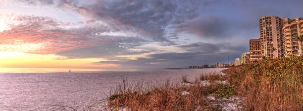 Rosa Und Goldener Sonnenuntergangshimmel Über Dem Strand Der Insel South — Stockfoto