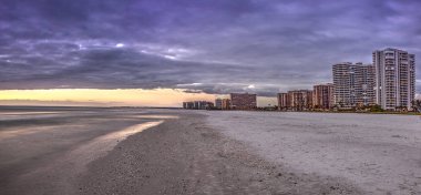 Günbatımı ve Marco Island, Florida Tigertail plaj sakin su üzerinde bulutlar