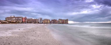 Günbatımı ve Marco Island, Florida Tigertail plaj sakin su üzerinde bulutlar