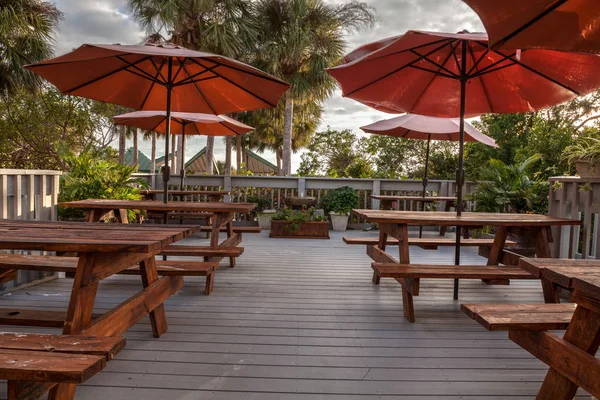 Πικ-νικ τραπέζια και ομπρέλες στην παραλία σε Marco Island — Φωτογραφία Αρχείου