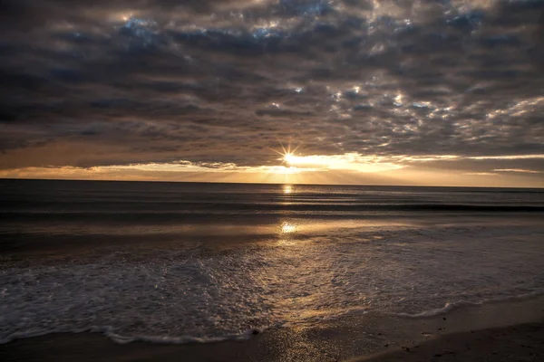 Coucher Soleil Nuages Sur Eau Calme Tigertail Beach Sur Île — Photo