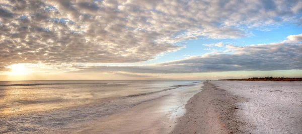 Solnedgång Och Moln Över Lugnvattnet Tigertail Strand Marco Island Florida — Stockfoto