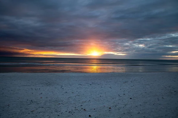 Solnedgång Och Moln Över Lugnvattnet Tigertail Strand Marco Island Florida — Stockfoto