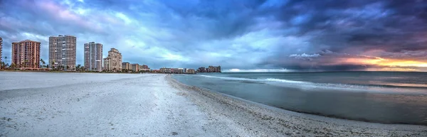 Sunset and clouds over the calm water of Tigertail Beach on Marc — Stock Photo, Image