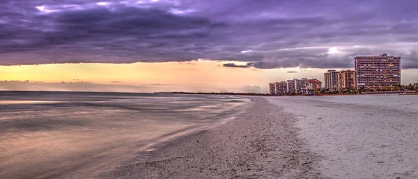 Sonnenuntergang und Wolken über dem ruhigen Wasser des Tigerschwanzstrandes auf Trester — Stockfoto