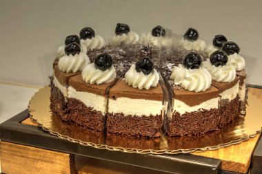 Bir tatlı bir açık büfe olarak koyu kiraz ile kara orman çikolatalı kek.