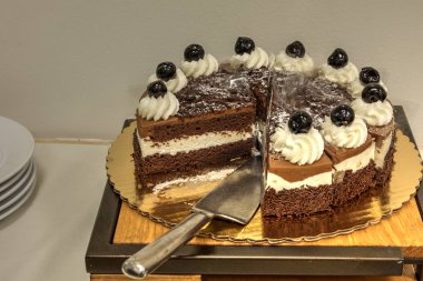 Bir tatlı bir açık büfe olarak koyu kiraz ile kara orman çikolatalı kek.