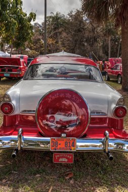 Kırmızı ve beyaz 1955 Ford Crown Victoria Skyliner 10 Annu