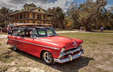 Kırmızı 1956 Plymouth Belvedere 10 yıllık klasik otomobil ve C