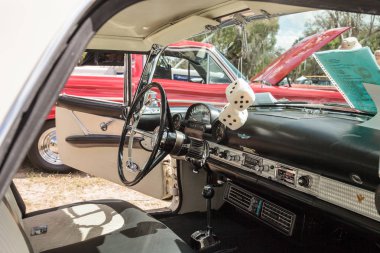 Beyaz 1956 Thunderbird 10 yıllık klasik otomobil ve tekne 