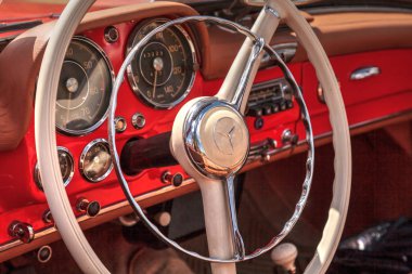 Kırmızı 1957 Mercedes Benz 190sl 10 yıllık klasik otomobil, ve 