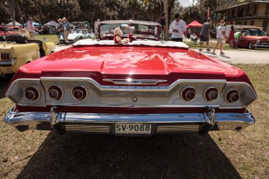 Kırmızı 1963 Chevrolet Impala convertible 10 yıllık Classic