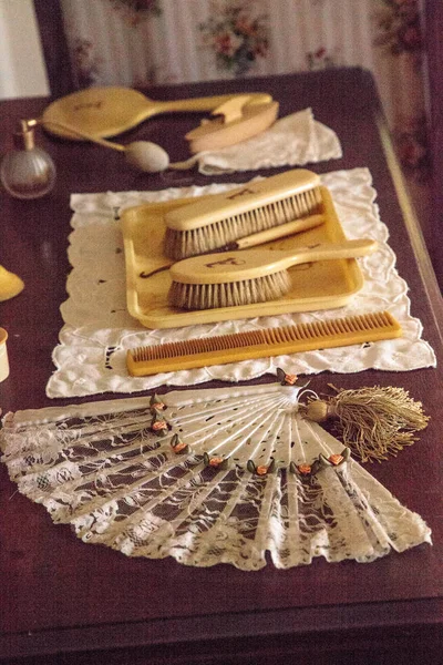 Peignes, brosses et ventilateur dans la Cour Planétaire de 1904, Berthaldin — Photo