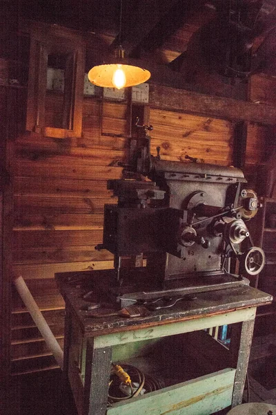 1905 Pequeño taller de máquinas en el histórico Parque Estatal de Koreshan . — Foto de Stock