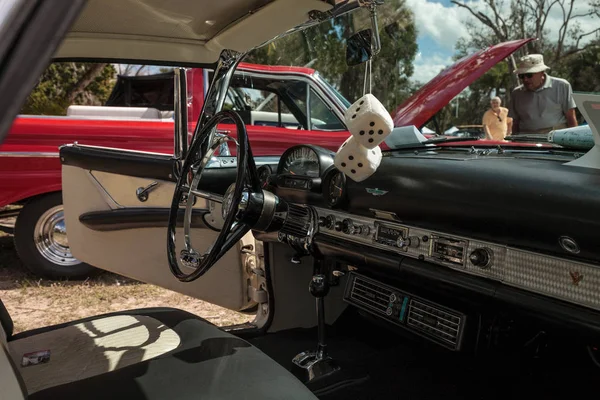 Bílá 1956 Thunderbird na 10th roční Classic Car a řemesel — Stock fotografie