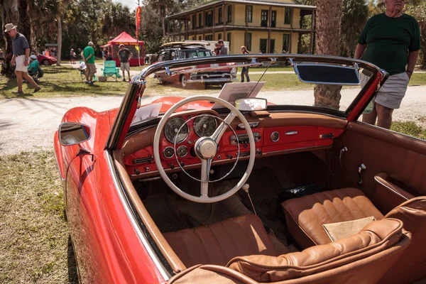 红色1957梅赛德斯奔驰190sl 在第十届年度经典汽车和 — 图库照片