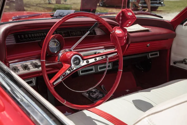 Červená 1963 Chevrolet Impala convertible 10th roční Classic — Stock fotografie