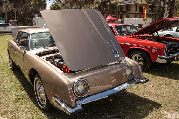 Gold 1963 Studebaker Avanti at the 10th Annual Classic Car and C — Stock Photo, Image