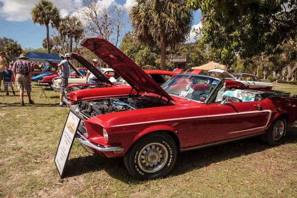 红色1968福特野马在第十届年度经典汽车和工艺 S — 图库照片